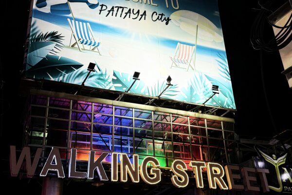 Beleuchtetes Schild der Walking Street bei Nacht